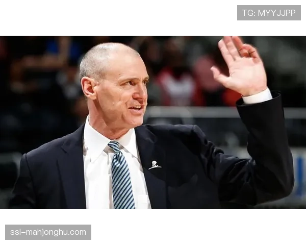 特写:热火队斯波尔斯特拉教练在暂停时绘制复杂ATO(暂停后战术)画面